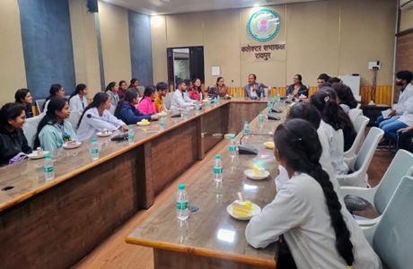 Durg Science College students meet Raipur Collectot