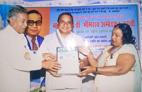 डॉ कुबेर सिंह गुरुपंच को महात्मा ज्योतिबा फुले फेलोशिप अवार्ड