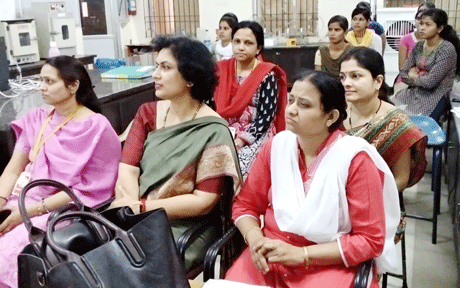 भिलाई। श्री शंकराचार्य महाविद्यालय के महिला प्रकोष्ठ 'विविधा' द्वारा वल्र्ड हेल्थ डे पर व्याख्यान का आयोजन किया गया। इस व्याख्यान में महाविद्यालय की सहायक प्राध्यापक आफरीन खानम द्वारा लेक्चर एवं विडियो के माध्यम से यह बताया गया कि पीरियड्स के दौरान खून का रंग देखकर वह यह पता लगा सकती हैं कि वह कितनी स्वस्थ हैं।