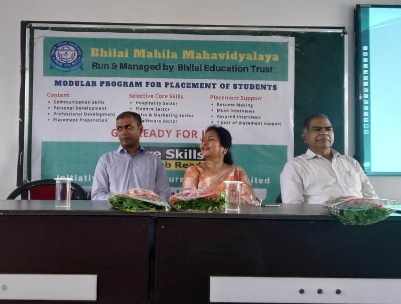 भिलाई। भिलाई एजुकेशन ट्रस्ट द्वारा संचालित भिलाई महिला महाविद्यालय में स्टूडेंट्स को रोजगार आधारित आवश्यक कौशल के विकास हेतु स्किल डेवलपमेन्ट आउटकम बेस्ड प्लेसमेंट ट्रेनिंग प्रोग्राम प्रारंभ किया गया। विस्तृत जानकारी प्रदान करने हेतु तीन-दिवसीय ओरियण्टेशन प्रोग्राम का आयोजन कॉलेज परिसर में किया गया। महाविद्यालय की प्रिंसिपल डॉ. संध्या मदनमोहन, भिलाई एजुकेशन ट्रस्ट के ट्रस्टी एवं सचिव सुरेन्द्र गुप्ता, वाइस प्रिंसिपल श्रीमती अनिता नरूला एवं एडुवेंचर प्रा. लि. के कुणाल गुप्ता अपनी टीम के साथ उपस्थित थे।