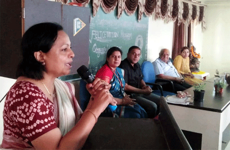 भिलाई। हेमचंद विश्वविद्यालय दुर्ग की कुलपति डॉ अरुणा पल्टा ने आज विद्यार्थियों से निरंतर प्रयास करते रहने को कहा। उन्होंने कहा कि जहां जाकर हम प्रयास करना बंद कर देते हैं, सफलता उससे बस कुछ ही दूर होती है। अकसर हम प्रयासों को जहां छोड़ते हैं वहां से उसे कोई और आगे ले जाता है और सफलता का सेहरा उसके सिर बंध जाता है। डॉ पल्टा यहां स्वामी श्री स्वरूपानंद सरस्वती महाविद्यालय में कृति विद्यार्थियों के सम्मान समारोह को संबोधित कर रही थीं।