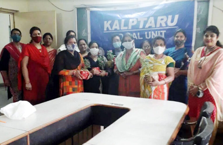 स्वरूपानंद महाविद्यालय की कल्पतरू सेवा समिति ने कर्मठ महिलाओं का किया सम्मान