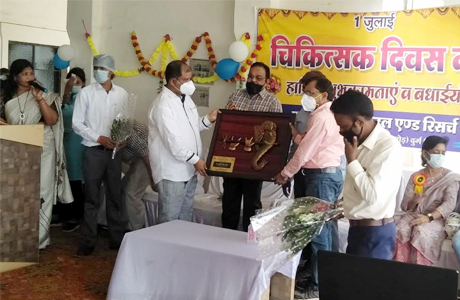 SR Hospital feliciates doctors, sweepers and mitanins on doctors day