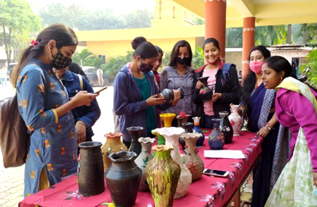 स्वरूपानंद महाविद्यालय में हेन्डीक्राफ्ट फेयर का आयोजन