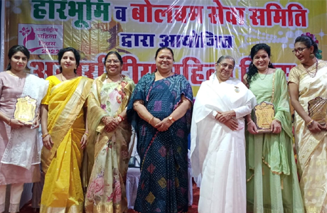 हाइटेक की टीम का महिला बाल विकास मंत्री के हाथों सम्मान