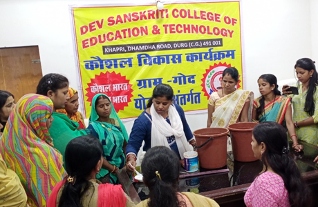 देवसंस्कृति महाविद्यालय ने दिया फिनाइल बनाने का प्रशिक्षण