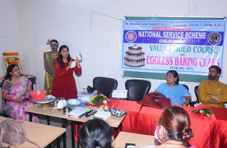 Cake making workshop in Khubchand Baghel College