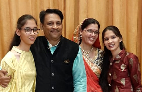 माइल स्टोन की विद्यार्थी जुड़वां बहनों का 12वीं में श्रेष्ठ प्रदर्शन