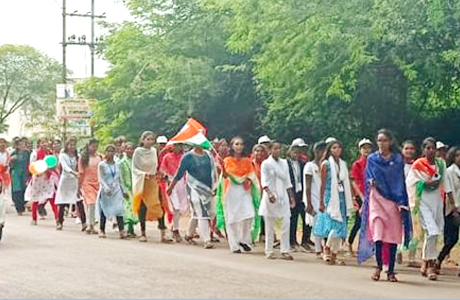 गर्ल्स काॅलेज ने स्वाधीनता दिवस पर निकाली तिरंगा रैली