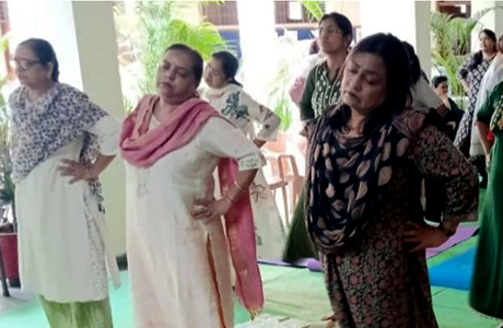 शासकीय कन्या महाविद्यालय में विश्व योग दिवस पर किया योगाभ्यास