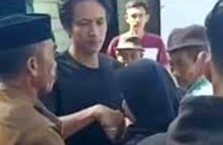 Husband lets go wife with boyfriend in Indonesia