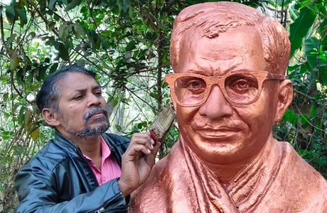 Ankush Dewanga sculpts the Bust of Pt Deendayal Upadhyaya for Nehru Nagar Bhilai
