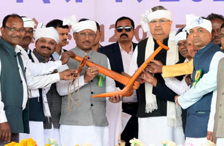 CM Vishnu Sai unveils the statue of Adivasi Martyr Gaind Singh Naik