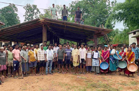 Villages contribute to build shed for school in Madpa village of Kondagaon
