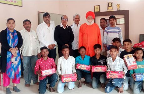 उत्कल शिक्षा मिशन सेवा समिति ने अनाथ बच्चों को दी चरणपादुका