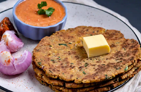 Tasty Gujrati food Bajre ka Thepla