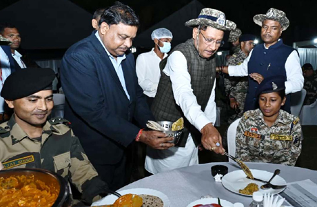 सुरक्षाबलों के बीच पहुंचे मुख्यमंत्री, बढ़ाया हौसला, किया रात्रिभोज