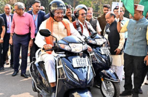 सड़क सुरक्षा का संदेश देने हेलमेट लगाकर निकले मुख्यमंत्री साय