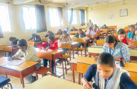 स्वरूपानंद सरस्वती महाविद्यालय में गौ विज्ञान परीक्षा का आयोजन