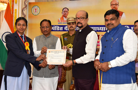 राज्यपाल एवं मुख्यमंत्री ने 10वीं 12वीं के मेधावी विद्यार्थियों का किया सम्मान