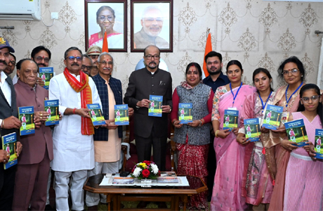 ‘एक पेड़ मां के नाम‘ काव्य संग्रह का राज्यपाल ने किया विमोचन