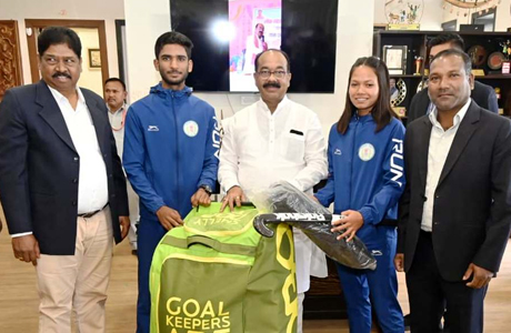 उप मुख्यमंत्री साव ने होनहार खिलाड़ियों को दिए हॉकी किट