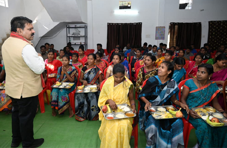 Home minister talks to rehabilitated youth of Bastar and shares breakfast with them