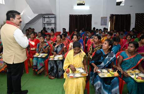 Dy CM has breakfast with rehabilitated former extremists