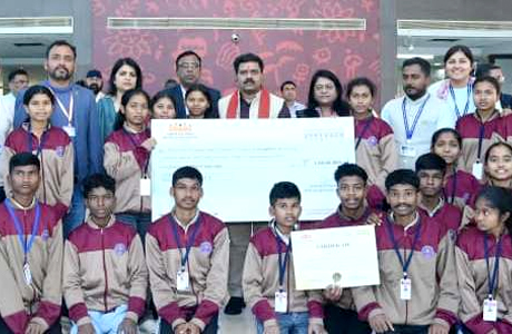 मॉडल यूथ ग्राम सभा में कोसमगुड़ा एकलव्य विद्यालय को प्रथम पुरस्कार