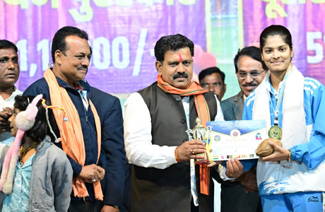 Riya Sharma brings pride to Chhattisgarh by grabbing Gold in Ball Badminton