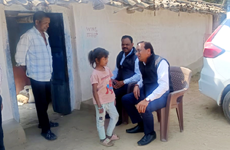 बच्ची के हृदय का निःशुल्क इलाज, हाल पूछने घर पहुंचे सीएमएचओ