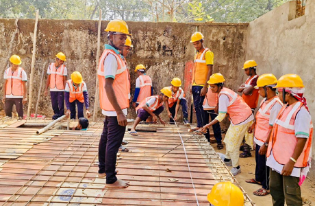 सकारात्मक शुुरुआत : निर्माण से जुड़ गए बंदूक उठाने वाले हाथ