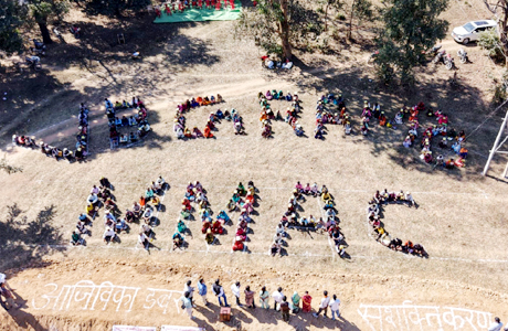 करमरी में मानव श्रृंखला बनाकर दिया 'आत्मनिर्भर गांव-विकसित भारत' का संदेश