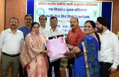 कृषि महाविद्यालय में कृषक प्रशिक्षण एवं सब्जी बीज वितरण