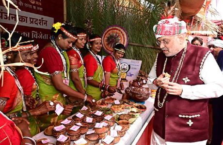 गृहमंत्री ने देखा बस्तर की जनजातीय विरासत का वैभव, बढ़ाया उत्साह