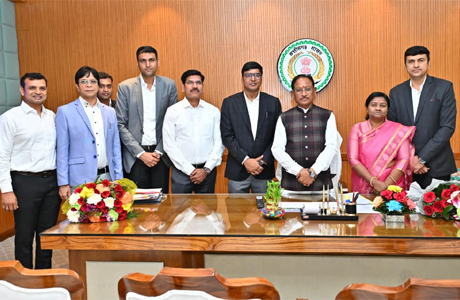 सीएम से मिले राज्य से भारतीय प्रशासनिक सेवा में गए अधिकारी