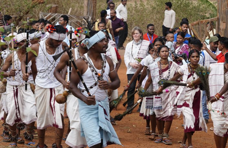 यूएन विशेषज्ञ ने किया बस्तर में नेचर वॉक, चुना महुआ फूल