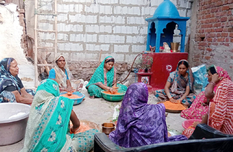 इस बार दीदियों के भोरमदेव हर्बल गुलाल से मनाएं होली