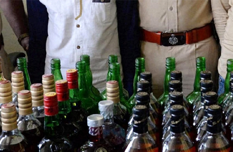 बिहार में शराब बंदी की बात यानी बिढ़नी के खोते में हाथ