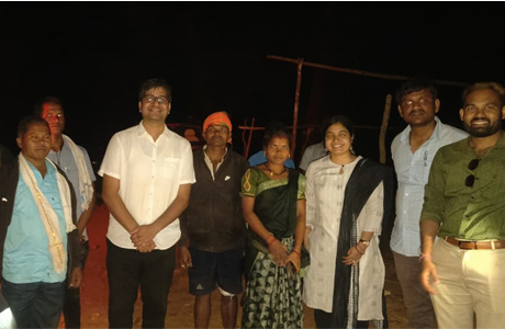 प्रतिबद्धता : दुर्गम नक्सल क्षेत्र के गांव में पैदल ही जा पहुंचे कलेक्टर