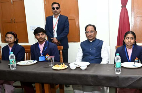 शिक्षा बिना मानव जीवन अधूरा, सीएम ने रामकृष्ण मिशन को सराहा