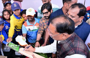 जन्मदिन पर मुख्यमंत्री साय पहुंचे बगिया, लिया मां का आशीर्वाद