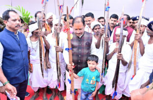 जन्मदिन पर मुख्यमंत्री साय पहुंचे बगिया, लिया मां का आशीर्वाद