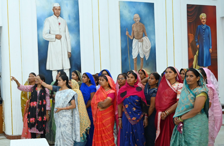 राज्यपाल के गोद ग्राम टेमरीवासियों ने किया लोकभवन का भ्रमण