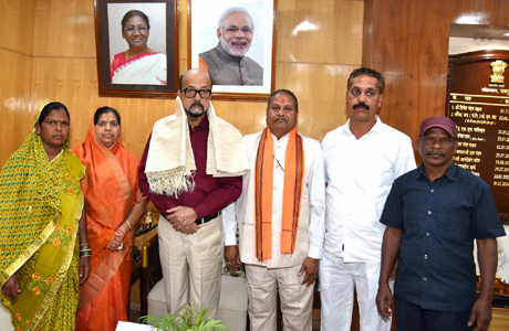 राष्ट्रपति पुरस्कार प्राप्त ढोकरा शिल्पियों ने की राज्यपाल से सौजन्य भेंट