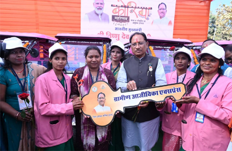 ई-रिक्शा से बच्चों को स्कूल पहुंचाकर स्वावलंबी बनीं गीता दीदी