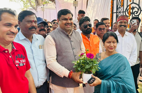 फूलों से महका राजेन्द्र पार्क, बिखरी रंग और रूप की छटा