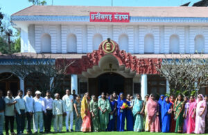 राज्यपाल के गोद ग्राम टेमरीवासियों ने किया लोकभवन का भ्रमण