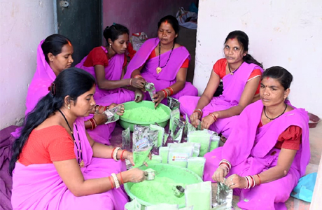 स्व सहायता समूह की महिलाएं कर रही है प्राकृतिक गुलाल का निर्माण