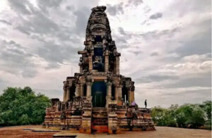भूत बना रहे थे मंदिर, बच्चे ने खिड़की खोली तो अधूरा छोड़कर भागे